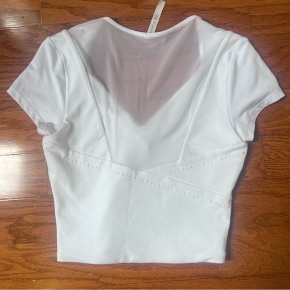 Athleta Women’s white size XXS, athletic top with detailing and sheer back - Picture 4 of 4